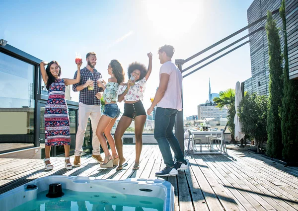 Amigos festejando em um telhado — Fotografia de Stock