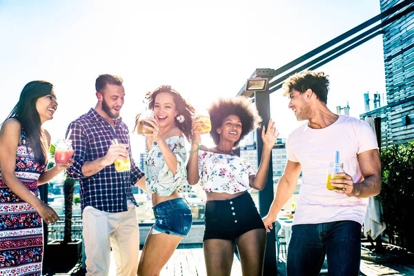 Amigos festejando em um telhado — Fotografia de Stock