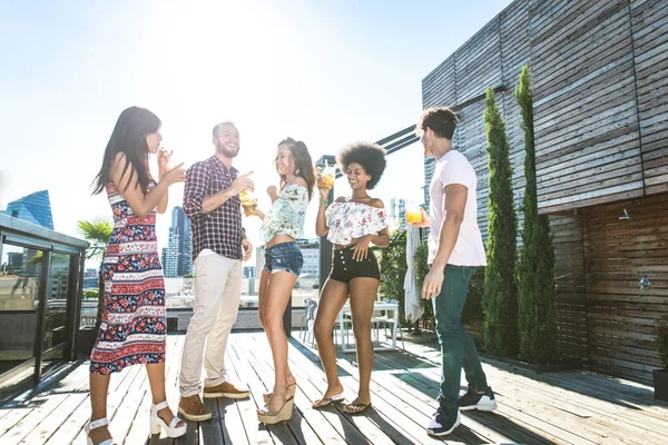 Amigos festejando em um telhado — Fotografia de Stock