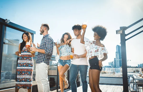 Amigos festejando em um telhado — Fotografia de Stock