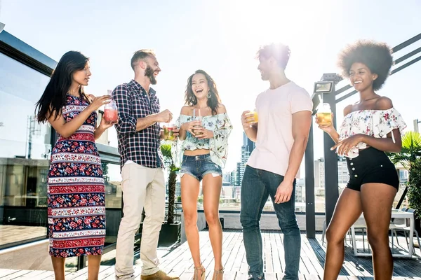 Amigos de fiesta en una azotea — Foto de Stock