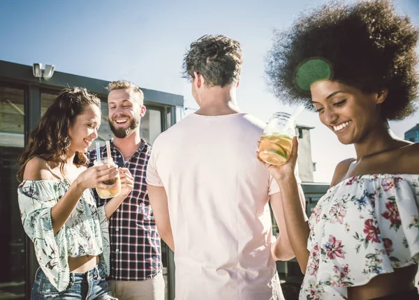 Amigos festejando em um telhado — Fotografia de Stock