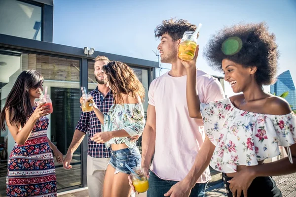 Bir çatıda parti arkadaşları