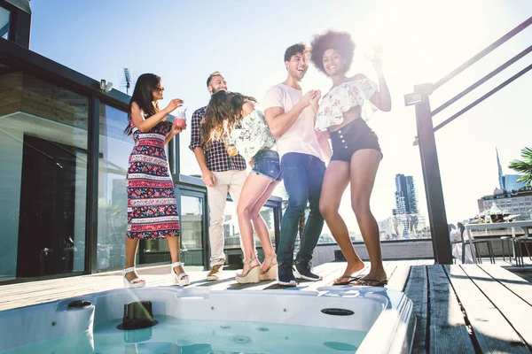 Amici che festeggiano su un tetto — Foto Stock