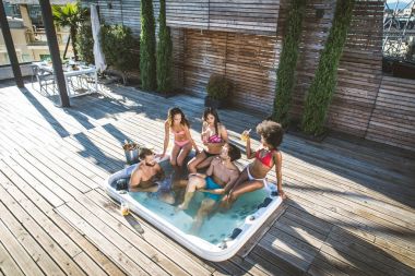 Bir çatıda parti arkadaşları