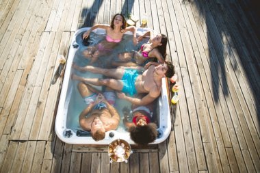 Bir çatıda parti arkadaşları