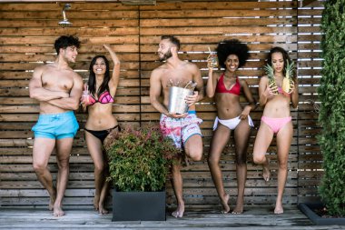 Bir çatıda parti arkadaşları