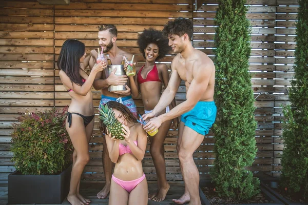 Amigos de fiesta en una azotea — Foto de Stock