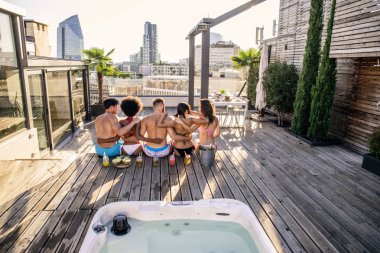 Bir çatıda parti arkadaşları