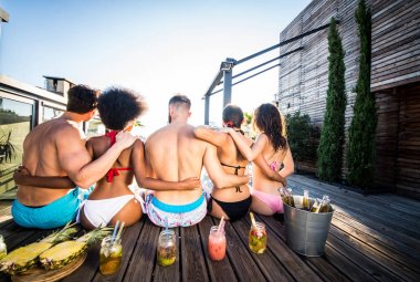 Bir çatıda parti arkadaşları