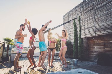 Bir çatıda parti arkadaşları