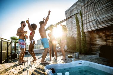 Bir çatıda parti arkadaşları