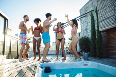 Bir çatıda parti arkadaşları