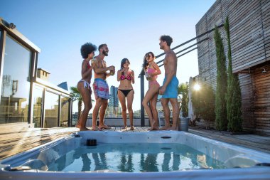 Bir çatıda parti arkadaşları