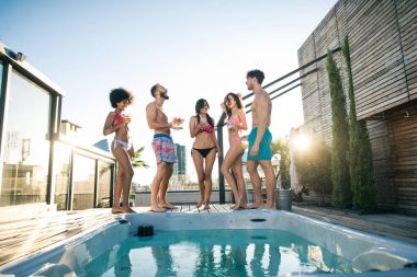 Bir çatıda parti arkadaşları