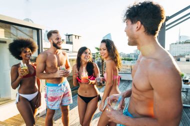 Bir çatıda parti arkadaşları