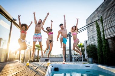 Bir çatıda parti arkadaşları