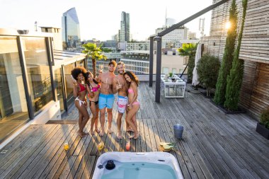 Bir çatıda parti arkadaşları