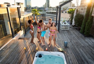 Bir çatıda parti arkadaşları