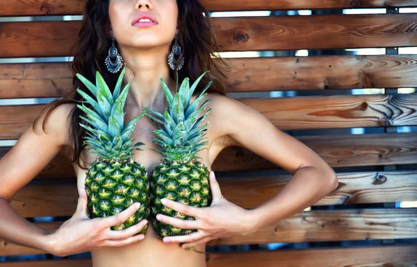 Vrouw met ananas — Stockfoto