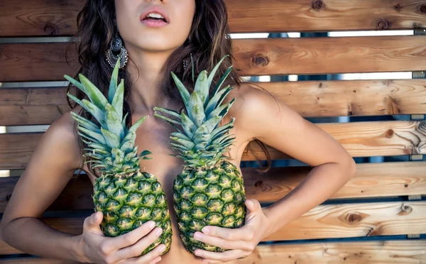 Donna con ananas — Foto Stock