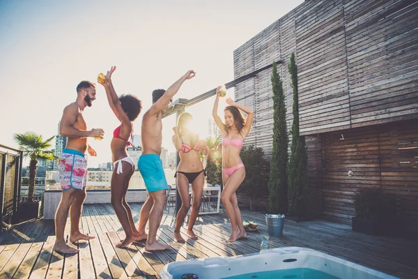Amigos festejando em um telhado — Fotografia de Stock