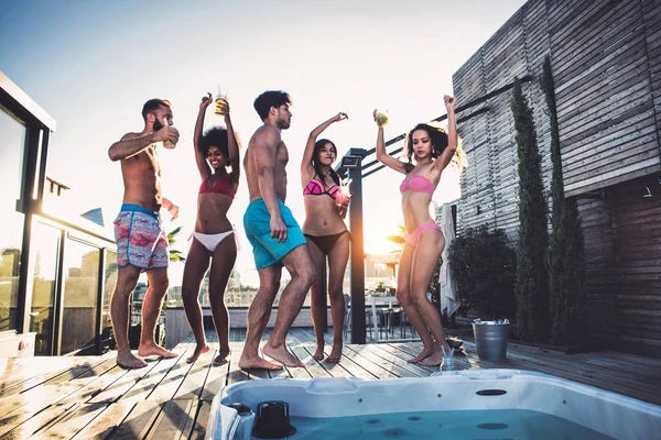 Amigos festejando em um telhado — Fotografia de Stock