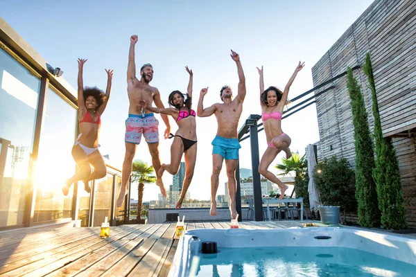 Amigos festejando em um telhado — Fotografia de Stock