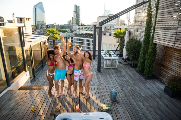 Друзья веселятся на крыше — стоковое фото