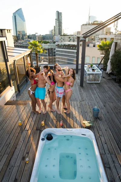 Друзья веселятся на крыше — стоковое фото