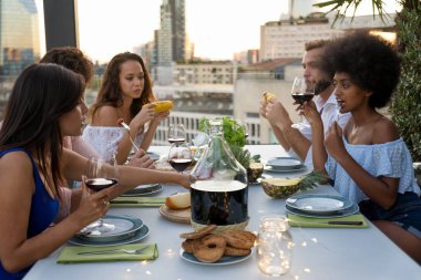 Bir çatıda parti arkadaşları