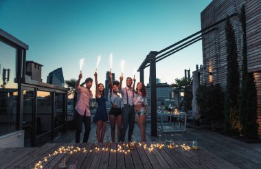 Bir çatıda parti arkadaşları