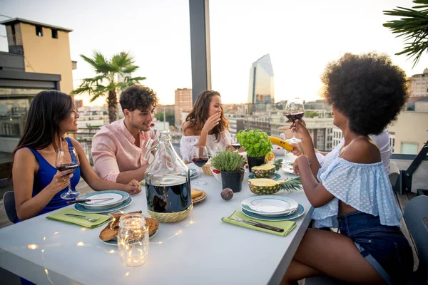 Bir çatıda parti arkadaşları