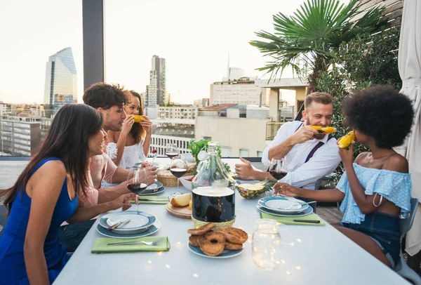 Amigos festejando em um telhado — Fotografia de Stock