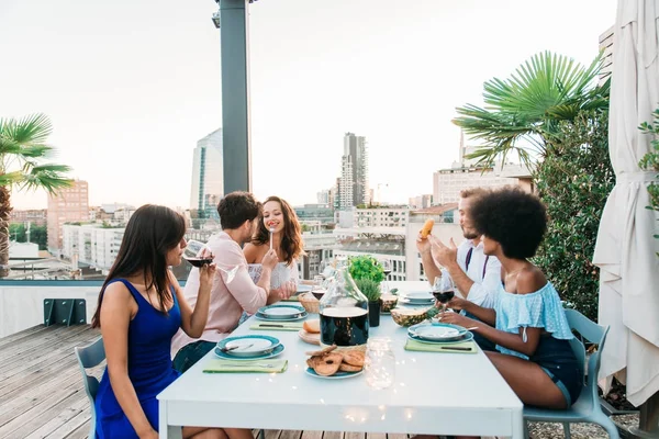 Vrienden feesten op een dak — Stockfoto