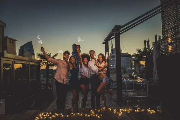 Přátel, párty na střeše — Stock fotografie