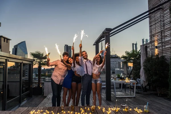 Amigos de fiesta en una azotea —  Fotos de Stock