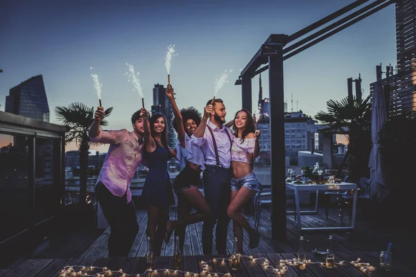 Amigos festejando em um telhado — Fotografia de Stock