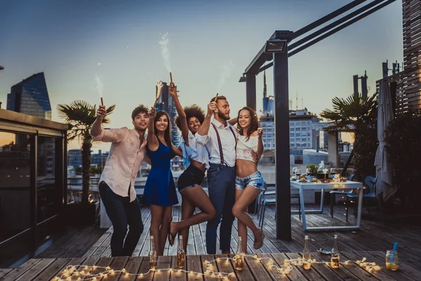 Amigos festejando em um telhado — Fotografia de Stock