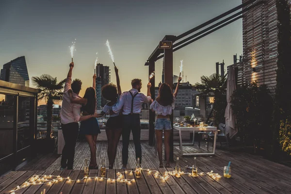 Amigos de fiesta en una azotea —  Fotos de Stock