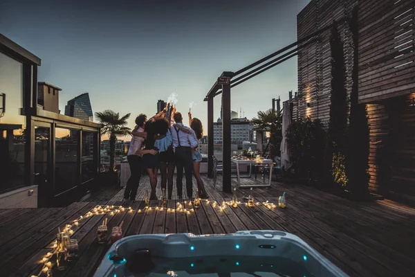 Freunde feiern auf einem Dach — Stockfoto