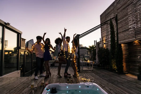 Przyjaciele imprezowanie na dachu — Zdjęcie stockowe