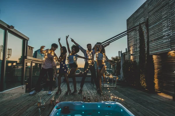 Друзі вечірки на даху — стокове фото