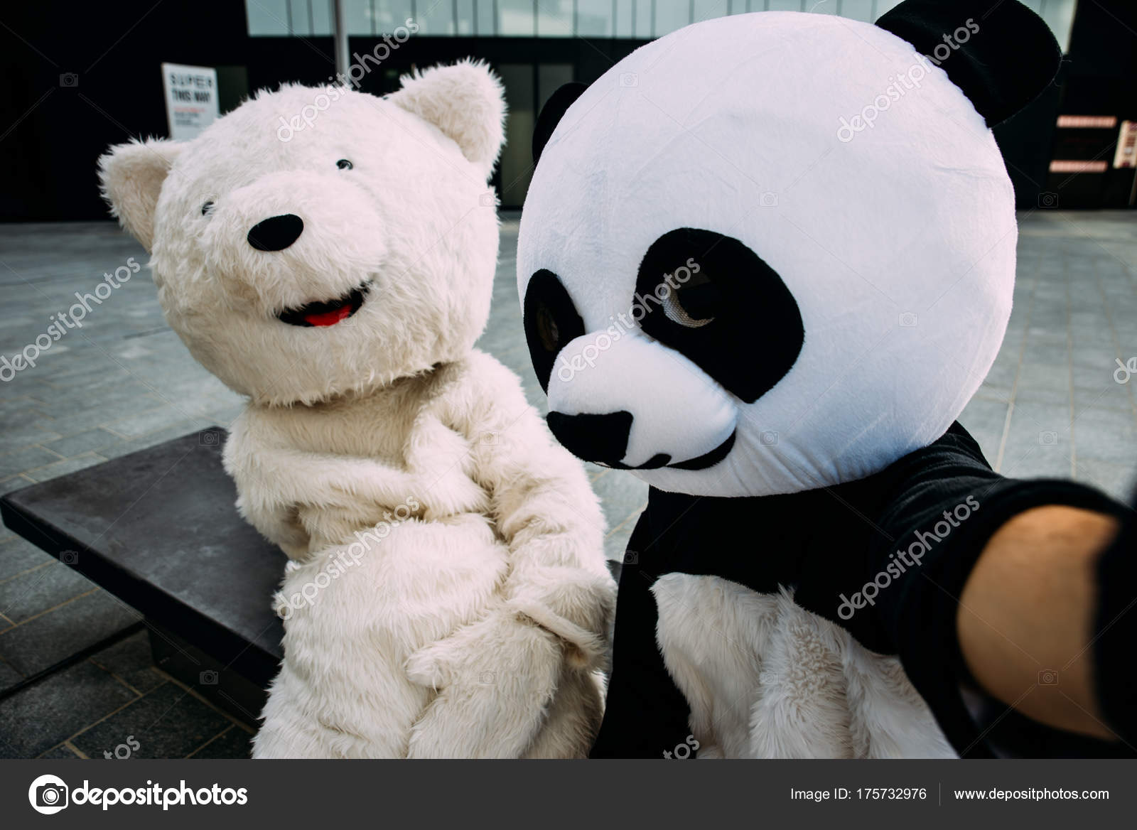 Panda and teddy bear having fun around the city — Stock Photo