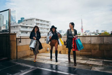 Grup Japon kadın Tokyo'da, vakit alışveriş yapma 