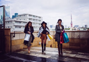 Grup Japon kadın Tokyo'da, vakit alışveriş yapma 