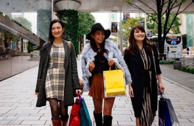 Grup Japon kadın Tokyo'da, vakit alışveriş yapma 