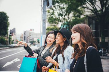 Grup Japon kadın Tokyo'da, vakit alışveriş yapma 