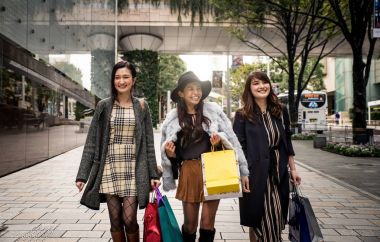 Grup Japon kadın Tokyo'da, vakit alışveriş yapma 