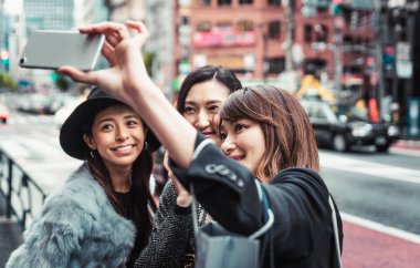 Grup Japon kadın Tokyo'da, vakit alışveriş yapma 